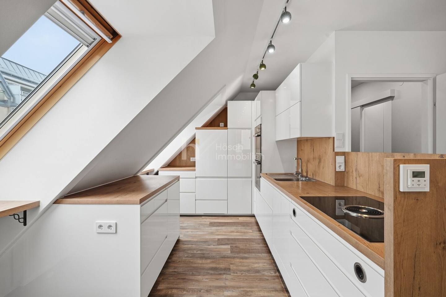 Tischlerqualität und Westterrasse: Helle 2-Zimmer-Wohnung im Dachgeschoss