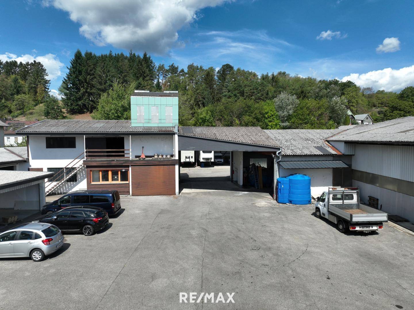 Wohnung with workshops and large commercial plot