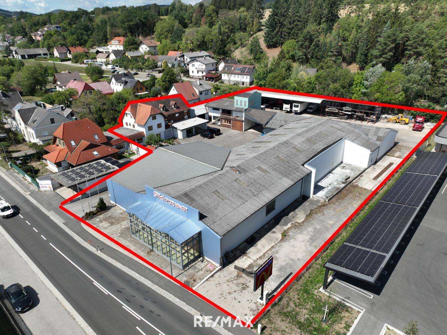 Wohnung with workshops and large commercial plot