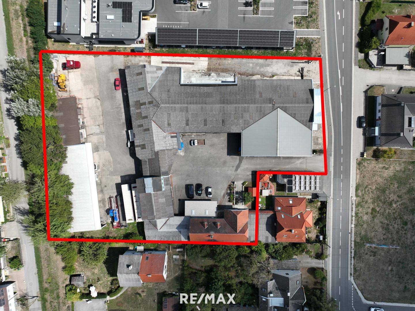 Wohnung with workshops and large commercial plot