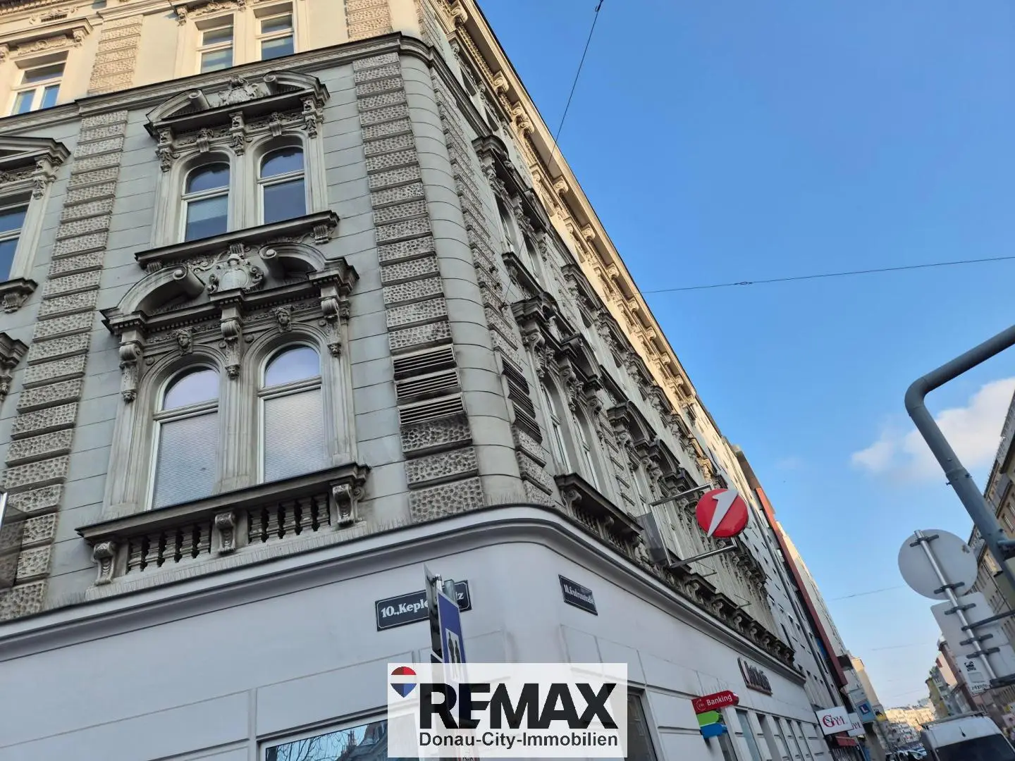 Anlegerwohnung in präsenter Ecklage mit Aufstockungspotenzial