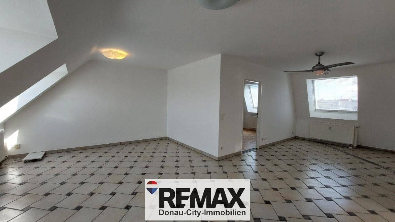Bright top floor apartment with distant view Dachgeschosswohnung