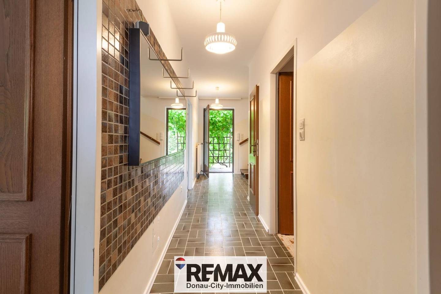 Family apartment with large garden and garage