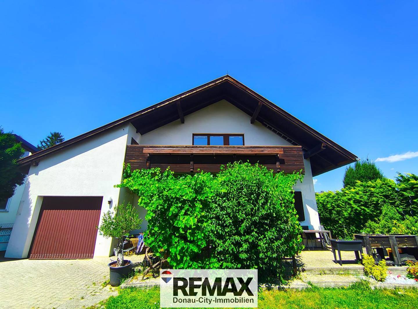 Family apartment with large garden and garage