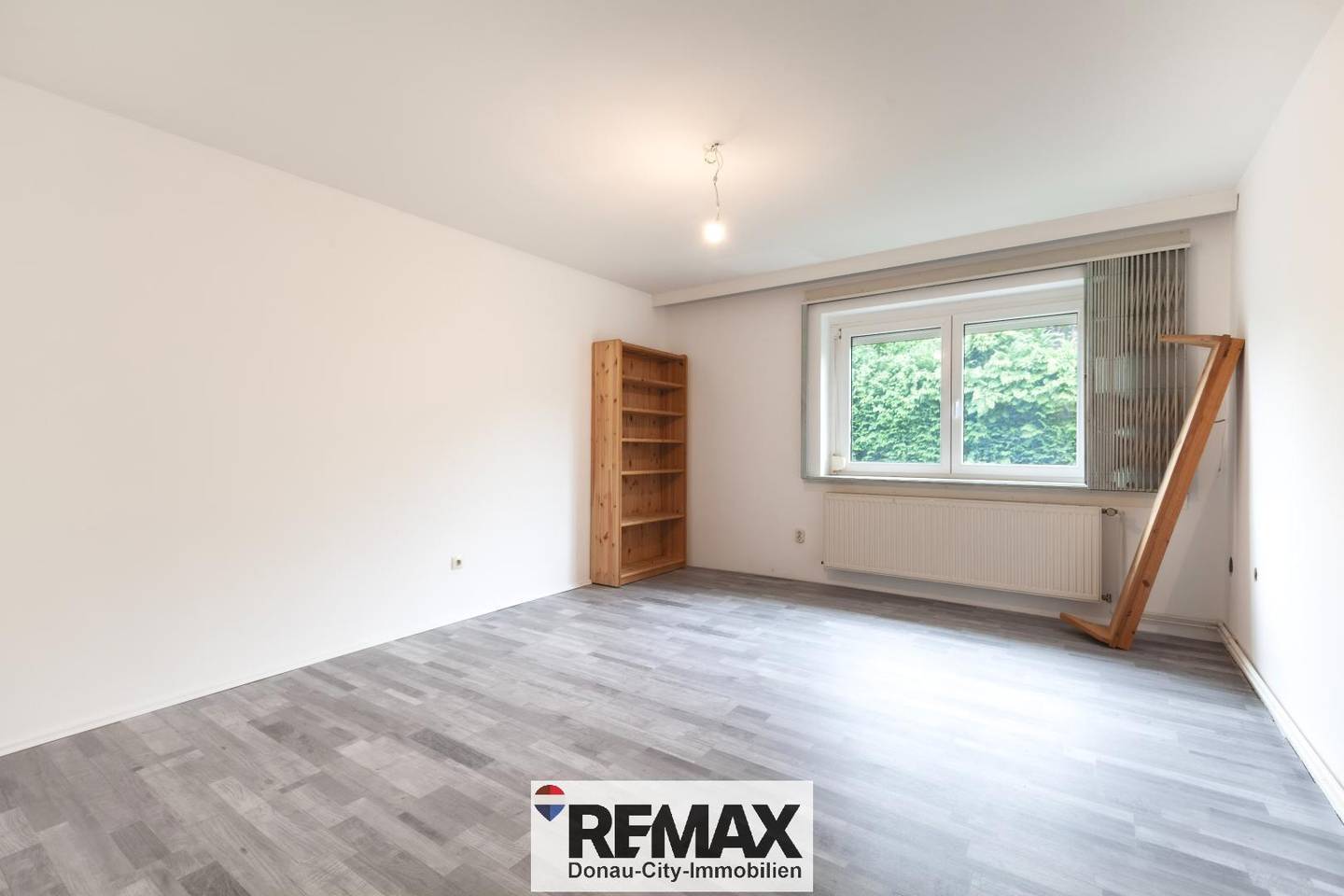 Family apartment with large garden and garage