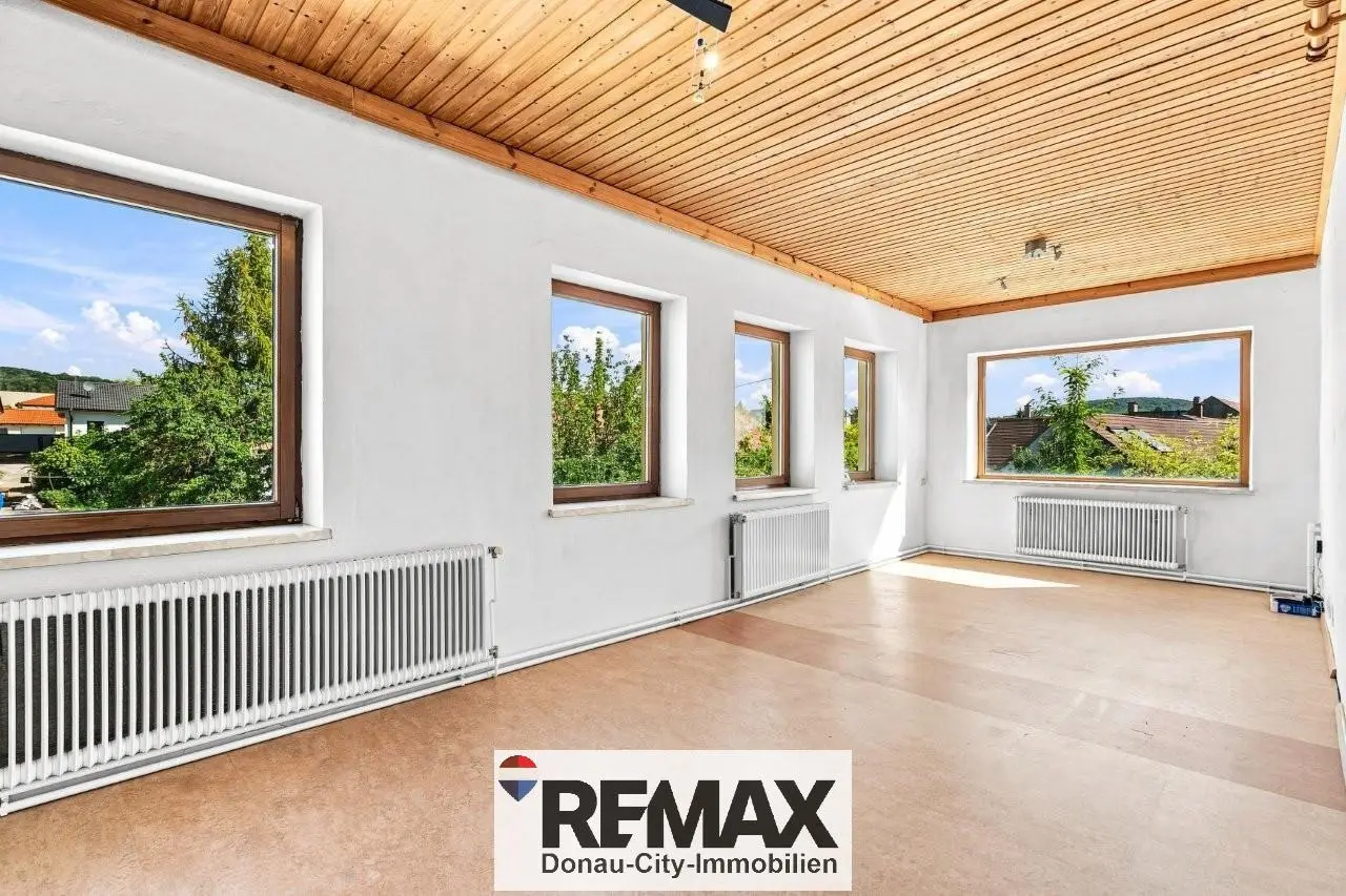 Spacious well kept with pool family apartment