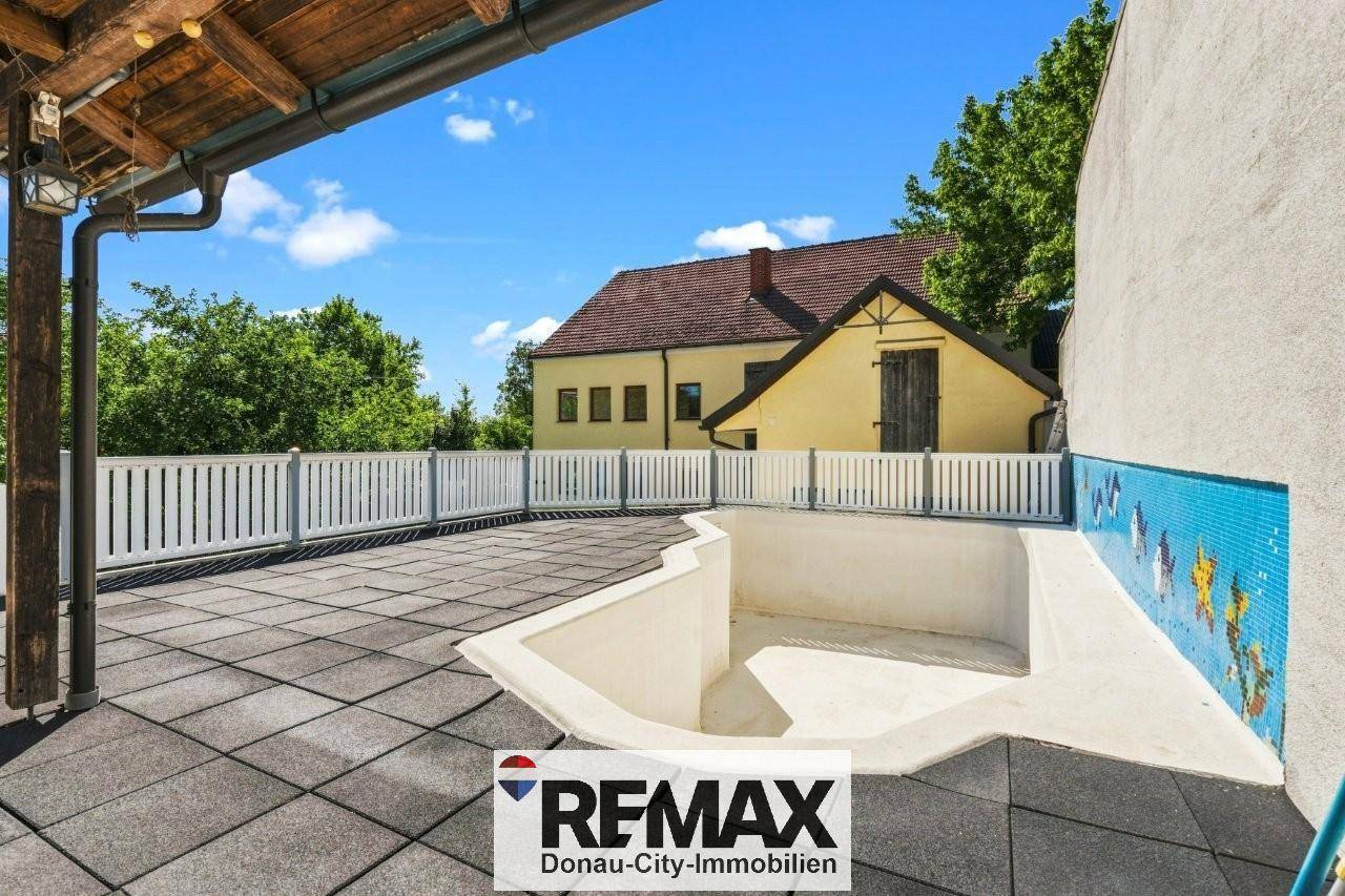 Spacious well kept with pool family apartment