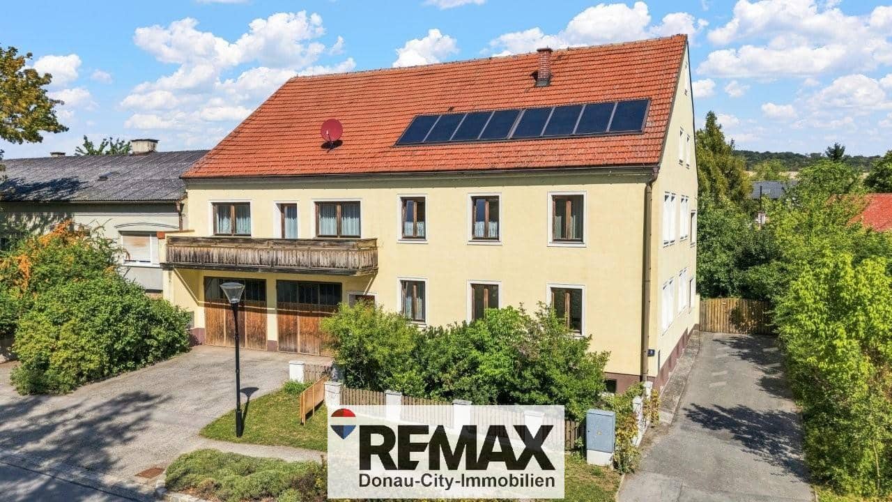 Spacious well kept with pool family apartment