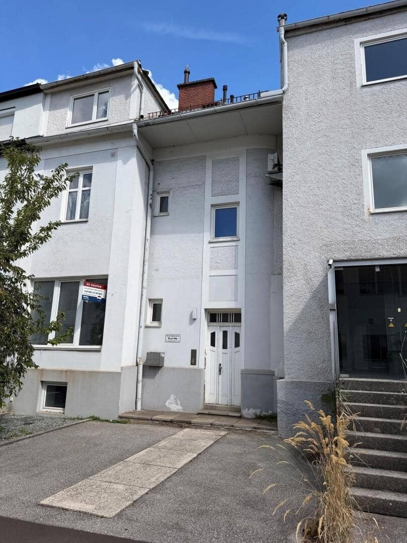 Near city centre historic building with development potential Apartment
