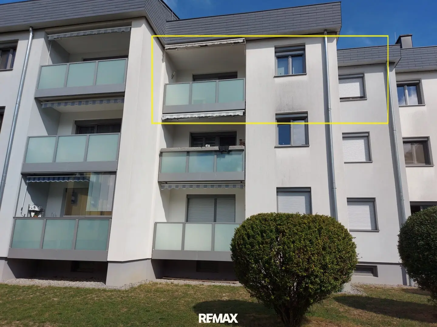 Bright 4-room apartment with loggia.
