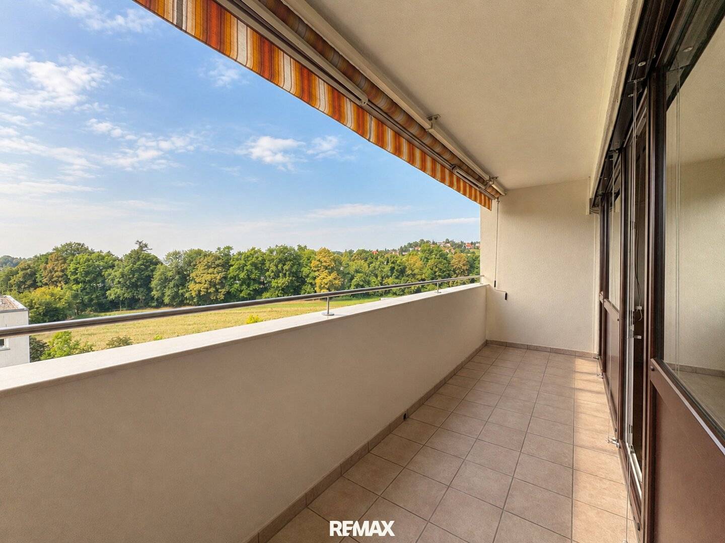 Top Floor &amp; Spacious Loggia: Living in Graz-Ragnitz