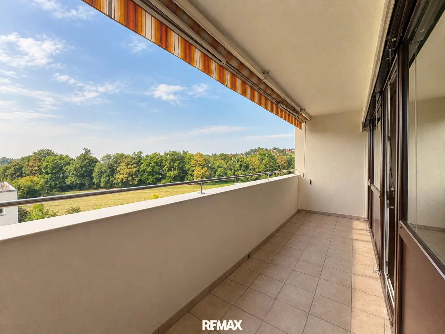 Top Floor & Spacious Loggia: Living in Graz-Ragnitz