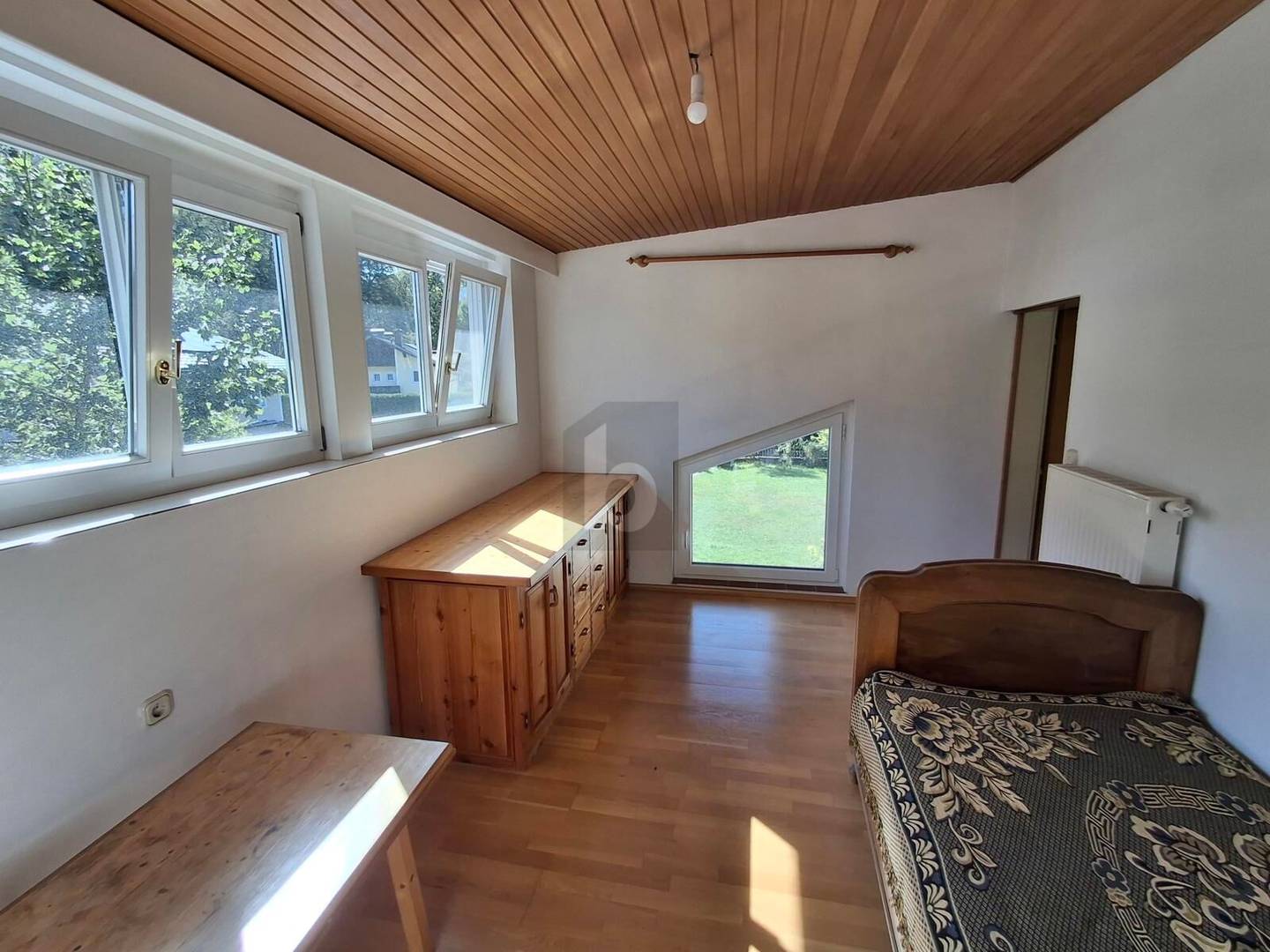 Family apartment with sunny garden and motorhome garage