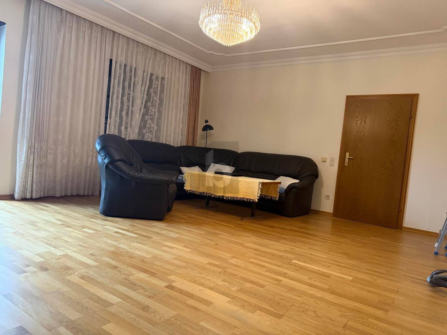 Familienwohnung mit großem Grundstück und Garage