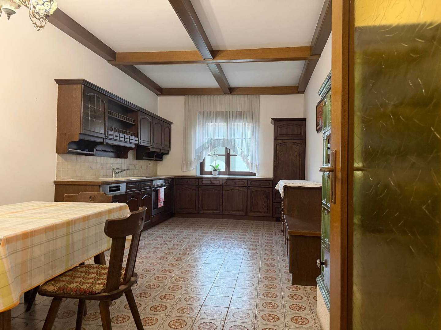 Familienwohnung mit großem Grundstück und Garage
