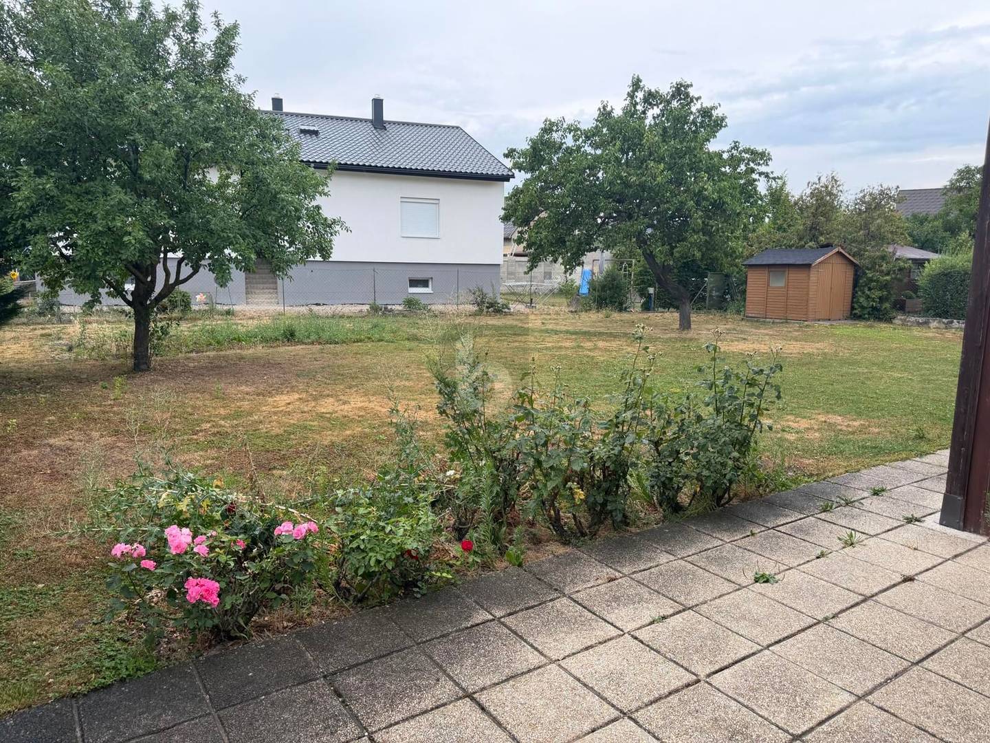 Familienwohnung mit großem Grundstück und Garage