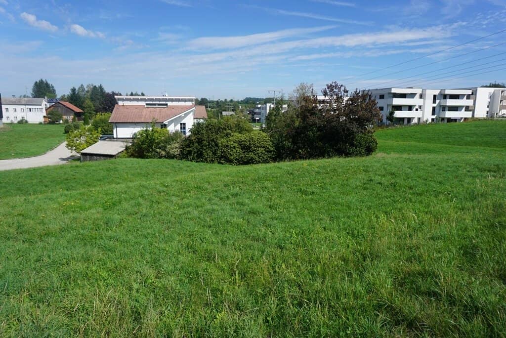 Building plot fully serviced no construction obligation