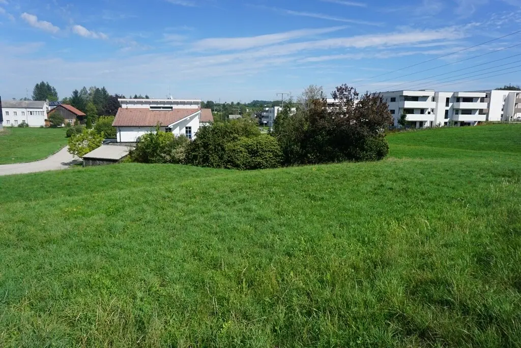 Building plot fully serviced no construction obligation