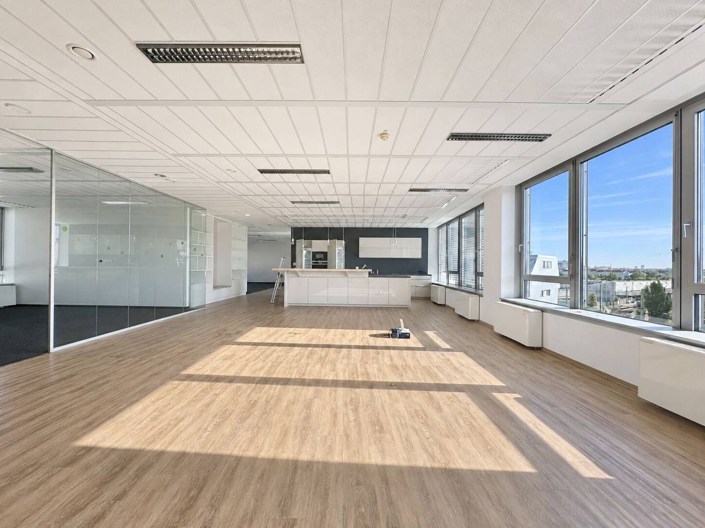 Lichtdurchflutete Neubauwohnung mit Skylineblick und U-Bahn-Anbindung