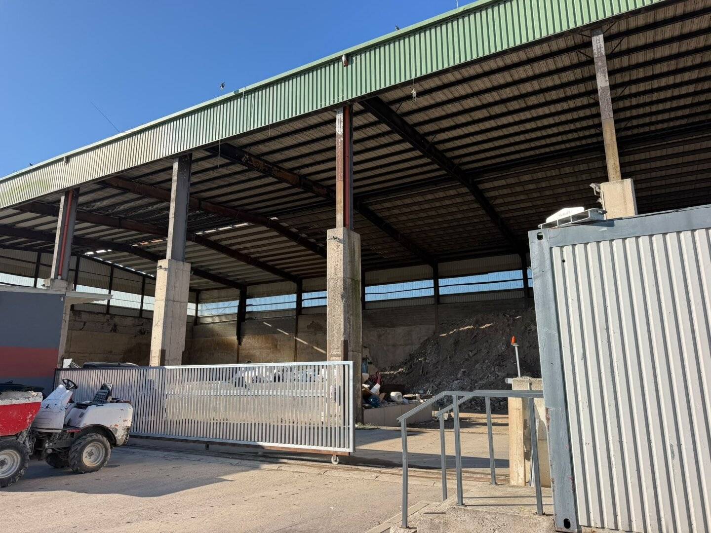 Commission-free!!! Large hall, storage hall with concrete yard