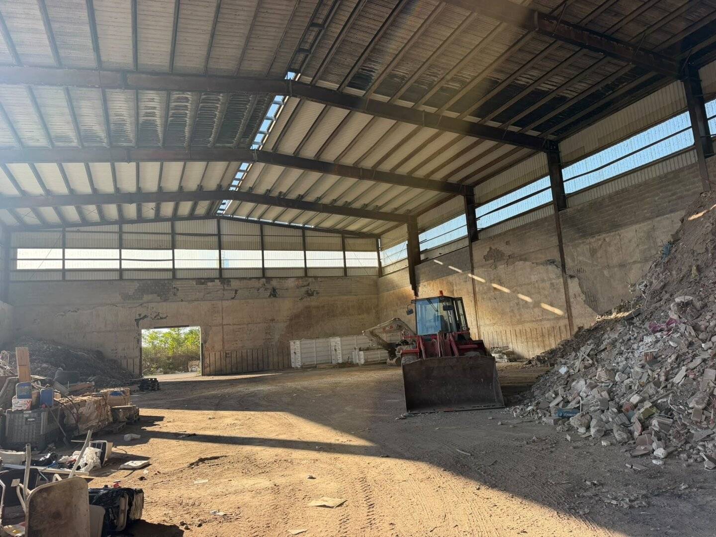 Commission-free!!! Large hall, storage hall with concrete yard