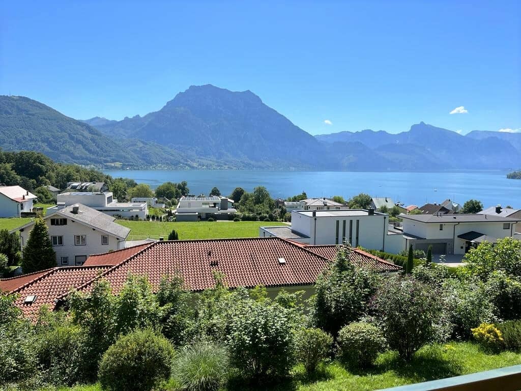 Wohnung with Traunsee view and underground parking in a quiet location