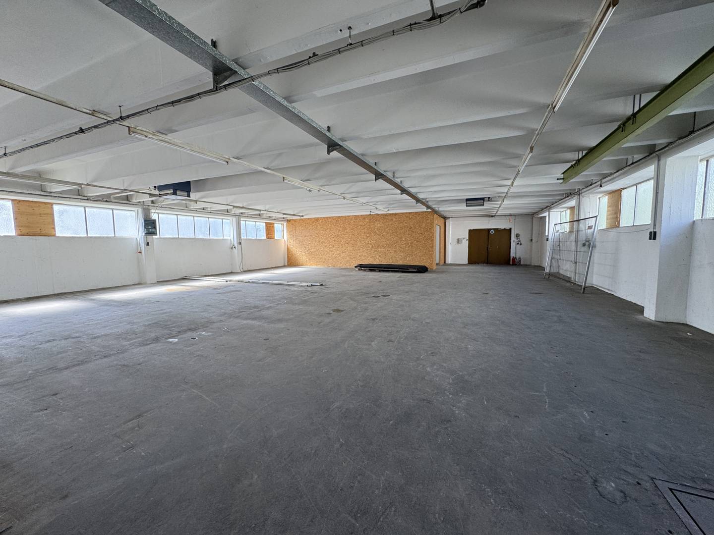 Versatile commercial space with large access driveway Apartment