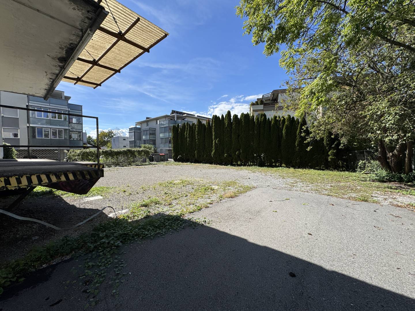 Versatile commercial space with large access driveway Apartment