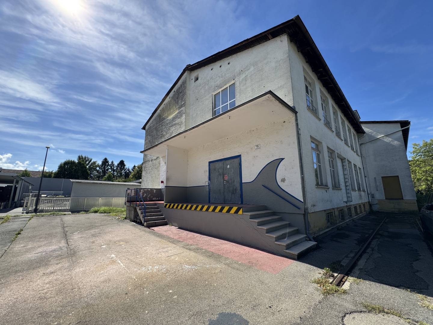 Versatile commercial space with large access driveway Apartment