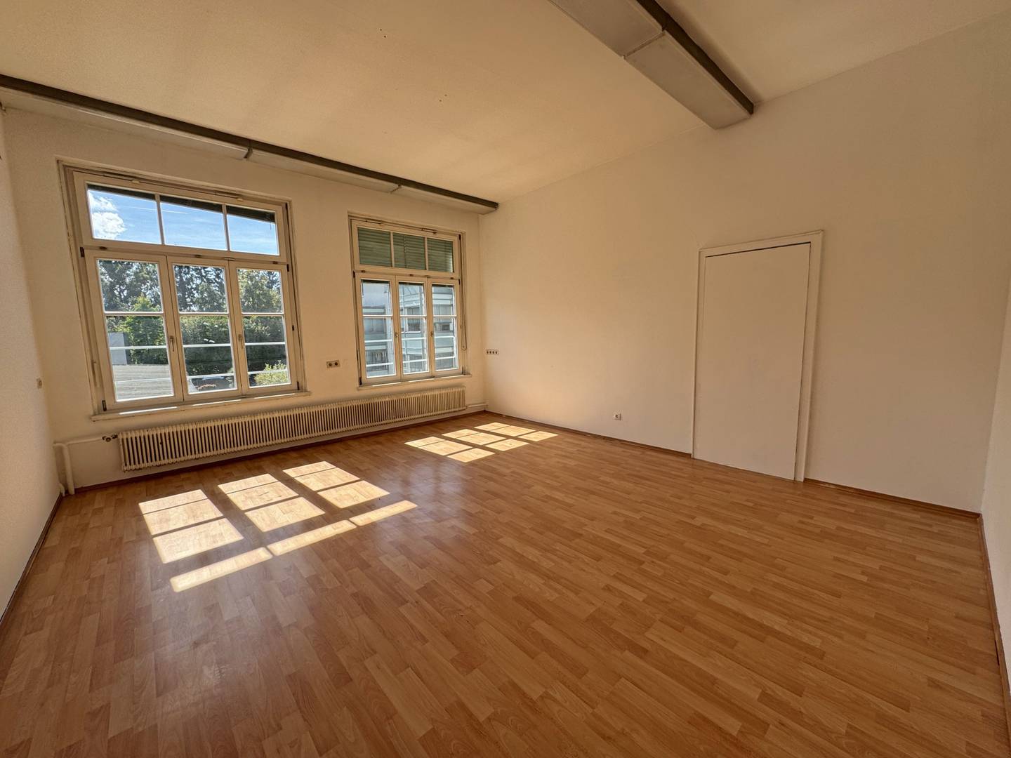 Versatile commercial space with large access driveway Apartment