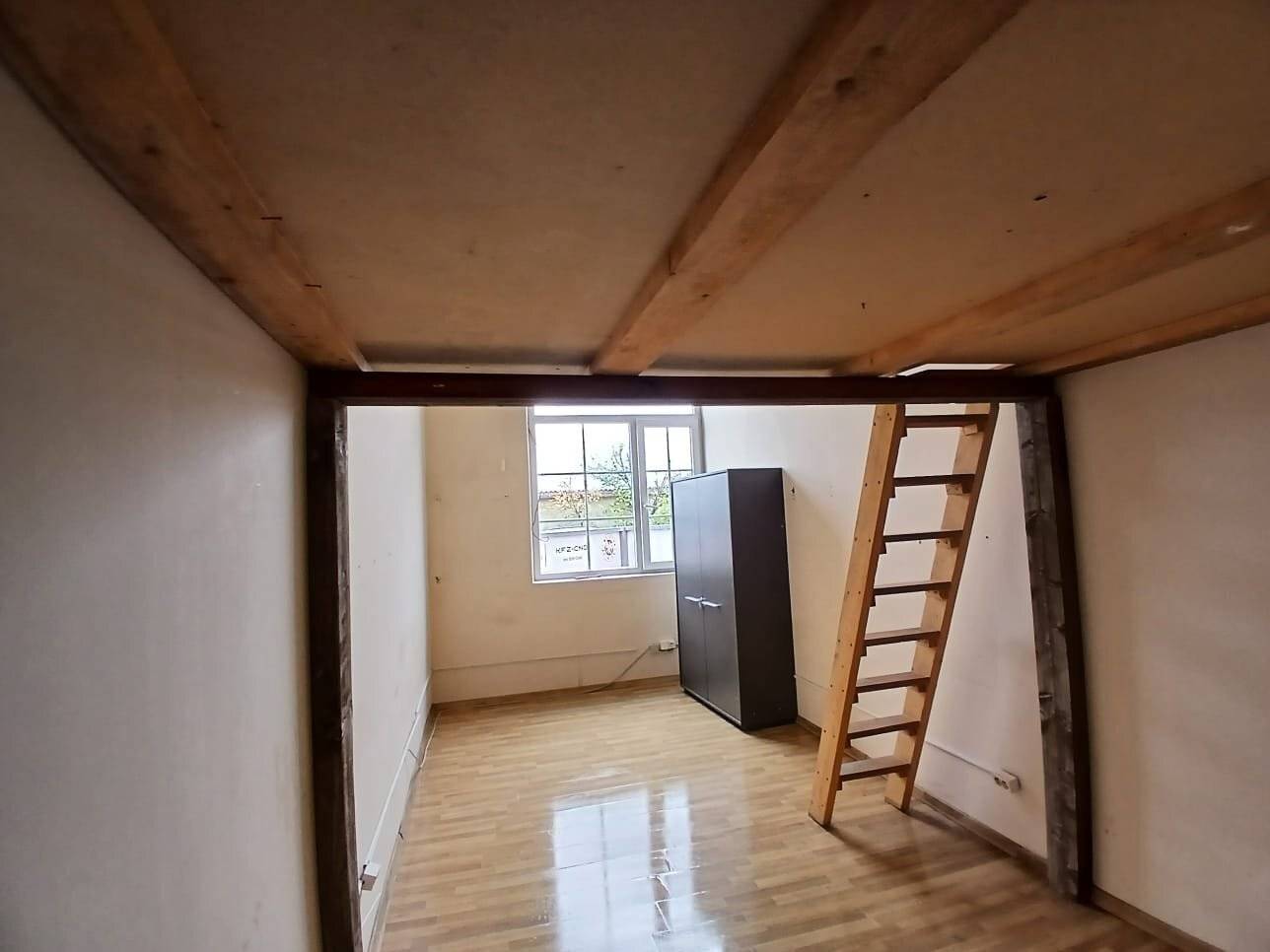 COMMISSION-FREE!!! Versatile space in industrial area, approx. 35 m² with large window D8