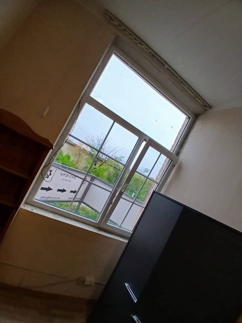 COMMISSION-FREE!!! Versatile space in industrial area, approx. 35 m² with large window D8