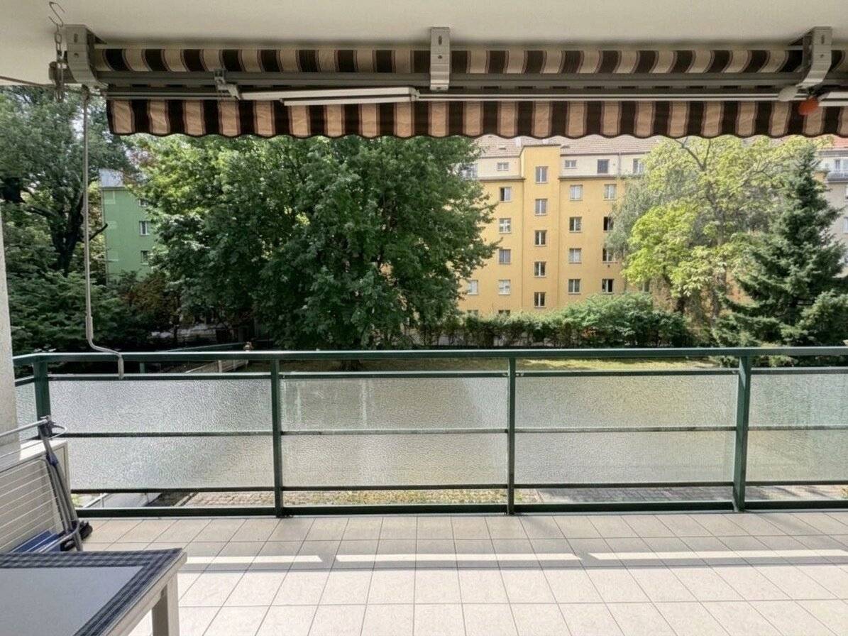 Bright and quiet 3-room apartment with loggia near the Upper Old Danube