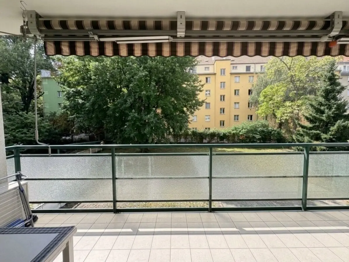 Bright and quiet 3-room apartment with loggia near the Upper Old Danube