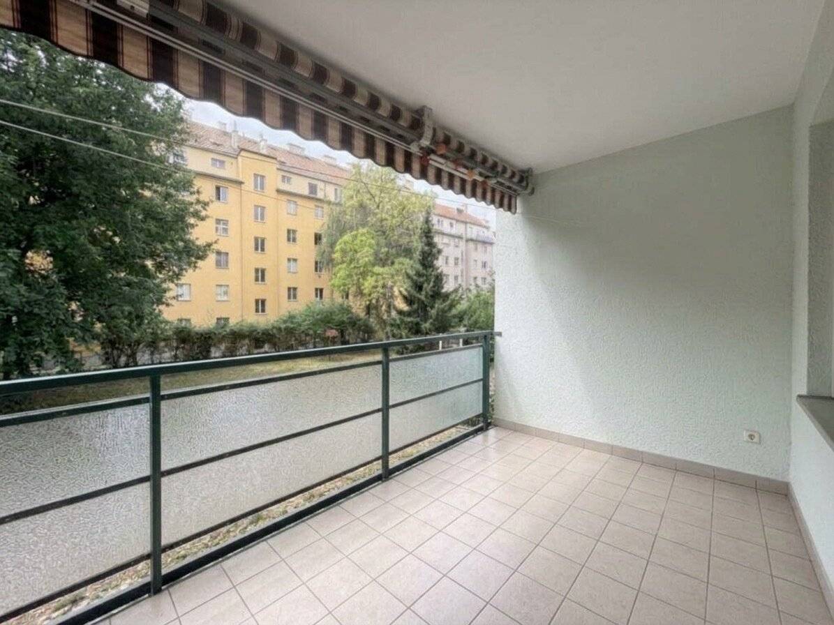 Bright and quiet 3-room apartment with loggia near the Upper Old Danube