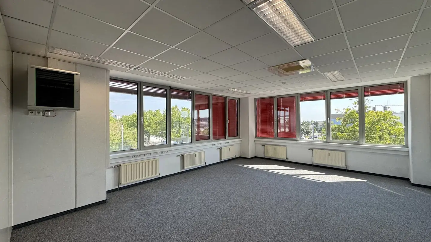 Air-conditioned bright corner office space on 2nd floor with elevator, near U6 Perfektastraße, Bäckerei Mann
