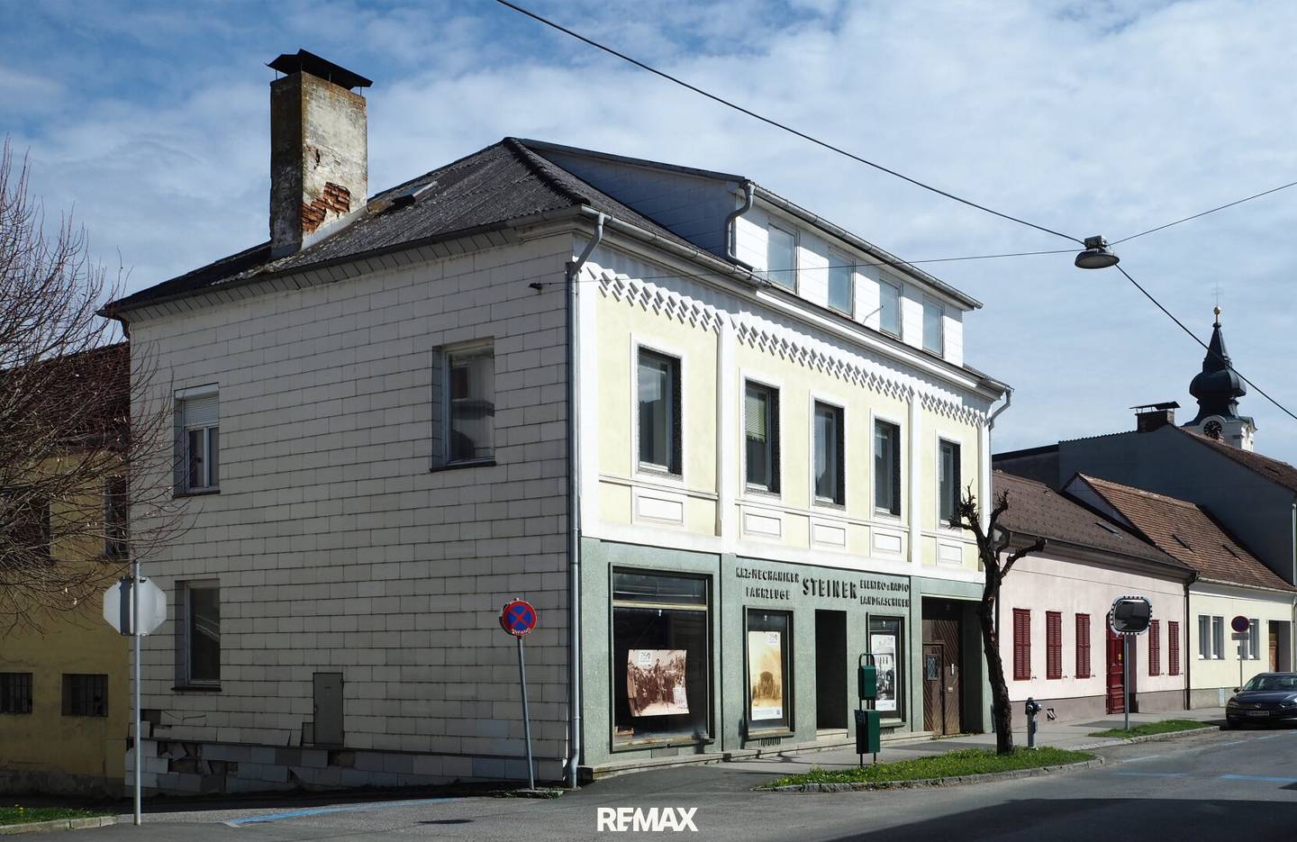 Versatile property: commercial premises, workshop and apartments with great development potential in the town centre of Großpetersdorf