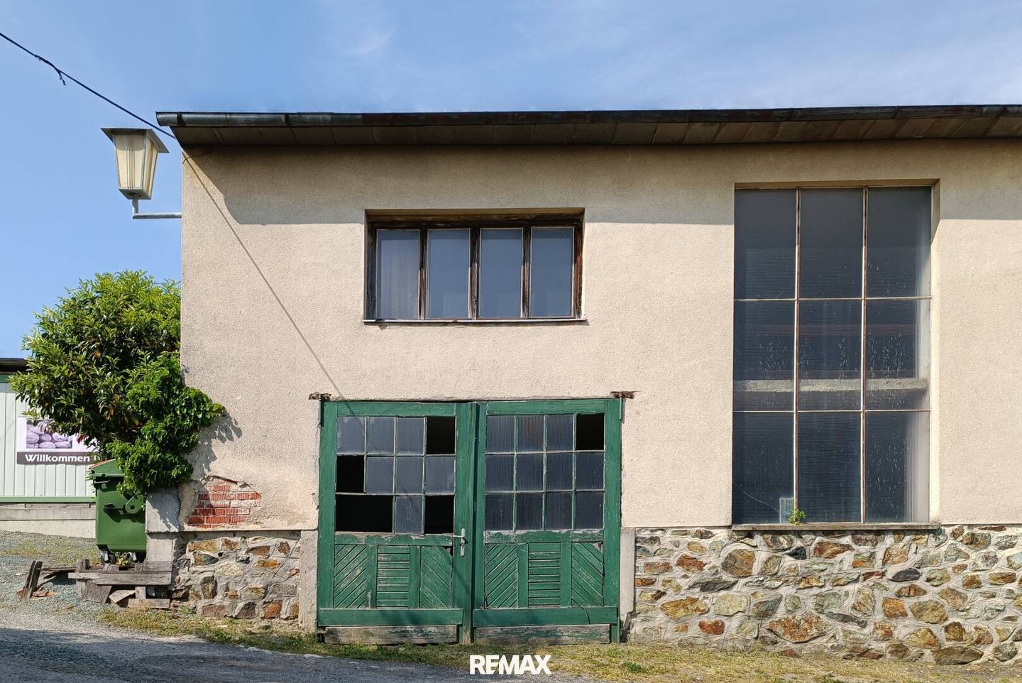 Versatile property: commercial premises, workshop and apartments with great development potential in the town centre of Großpetersdorf