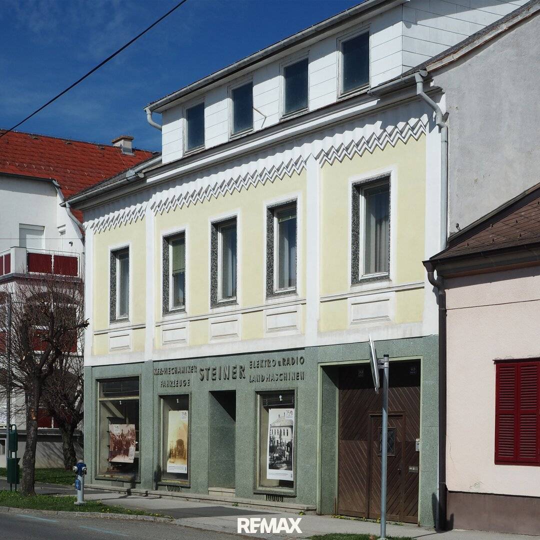 Versatile property: commercial premises, workshop and apartments with great development potential in the town centre of Großpetersdorf