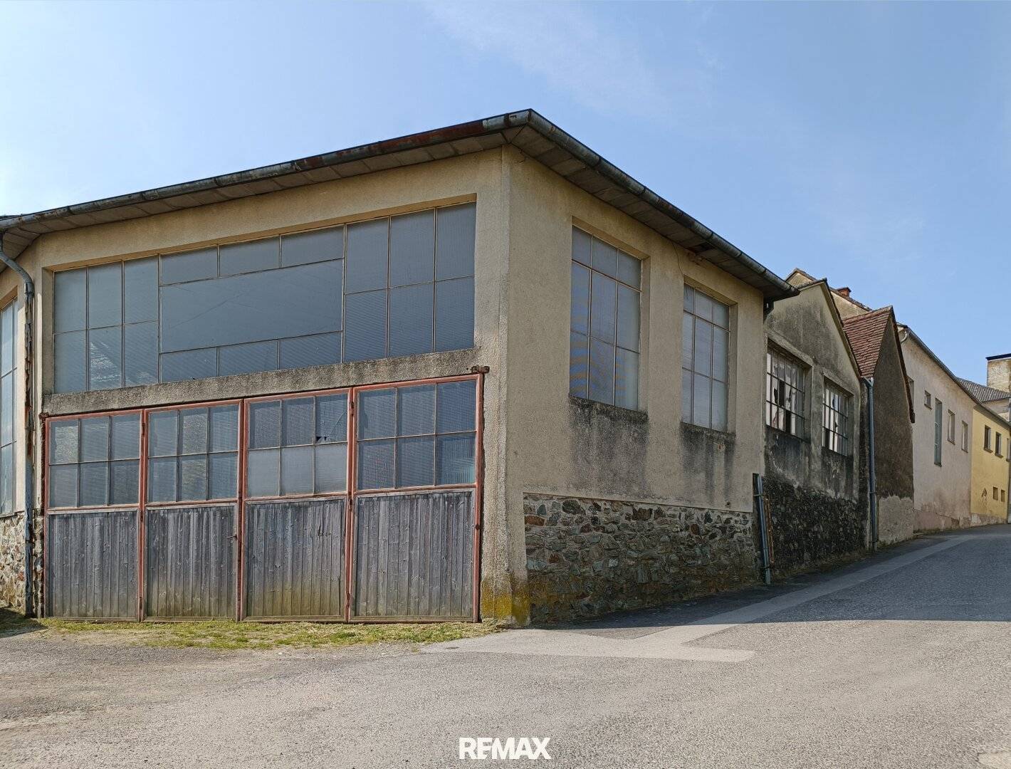 Versatile property: commercial premises, workshop and apartments with great development potential in the town centre of Großpetersdorf