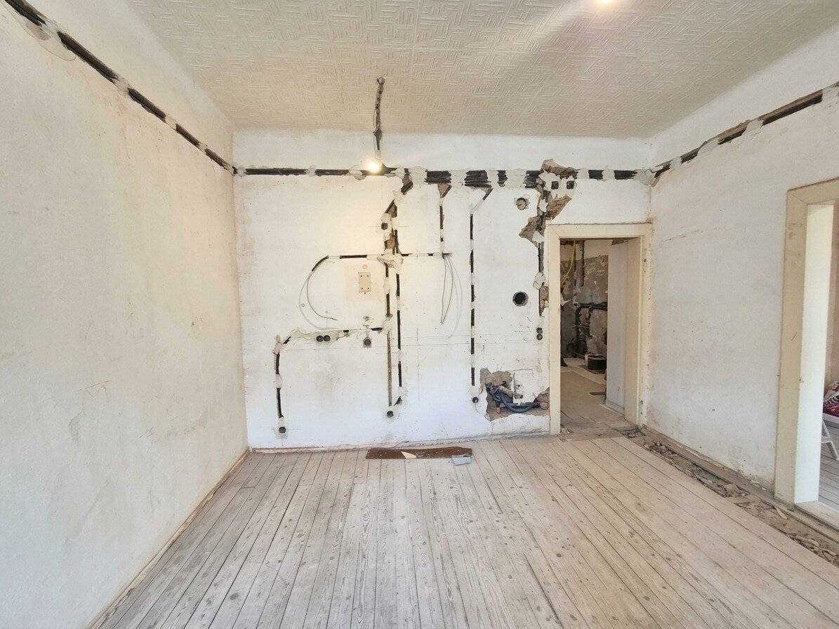 Bright partially renovated 2-room apartment with elevator near U3 Simmering