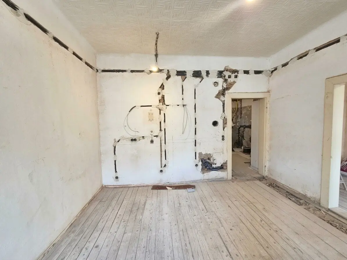 Bright partially renovated 2-room apartment with elevator near U3 Simmering