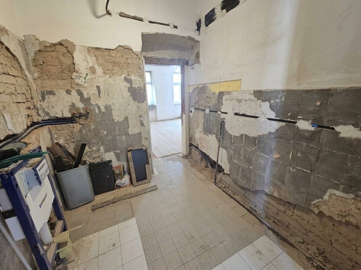 Bright partially renovated 2-room apartment with elevator near U3 Simmering