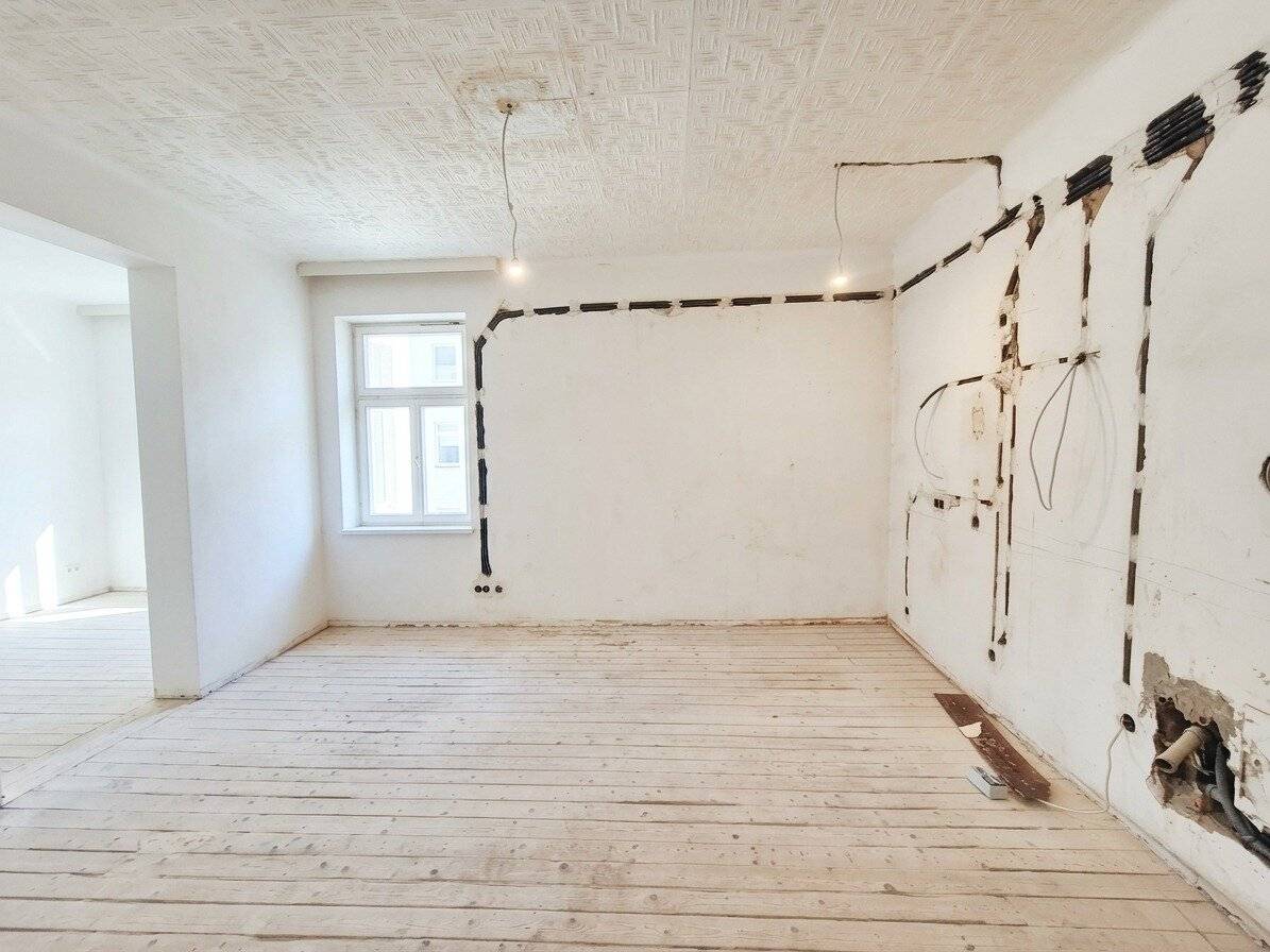 Bright partially renovated 2-room apartment with elevator near U3 Simmering