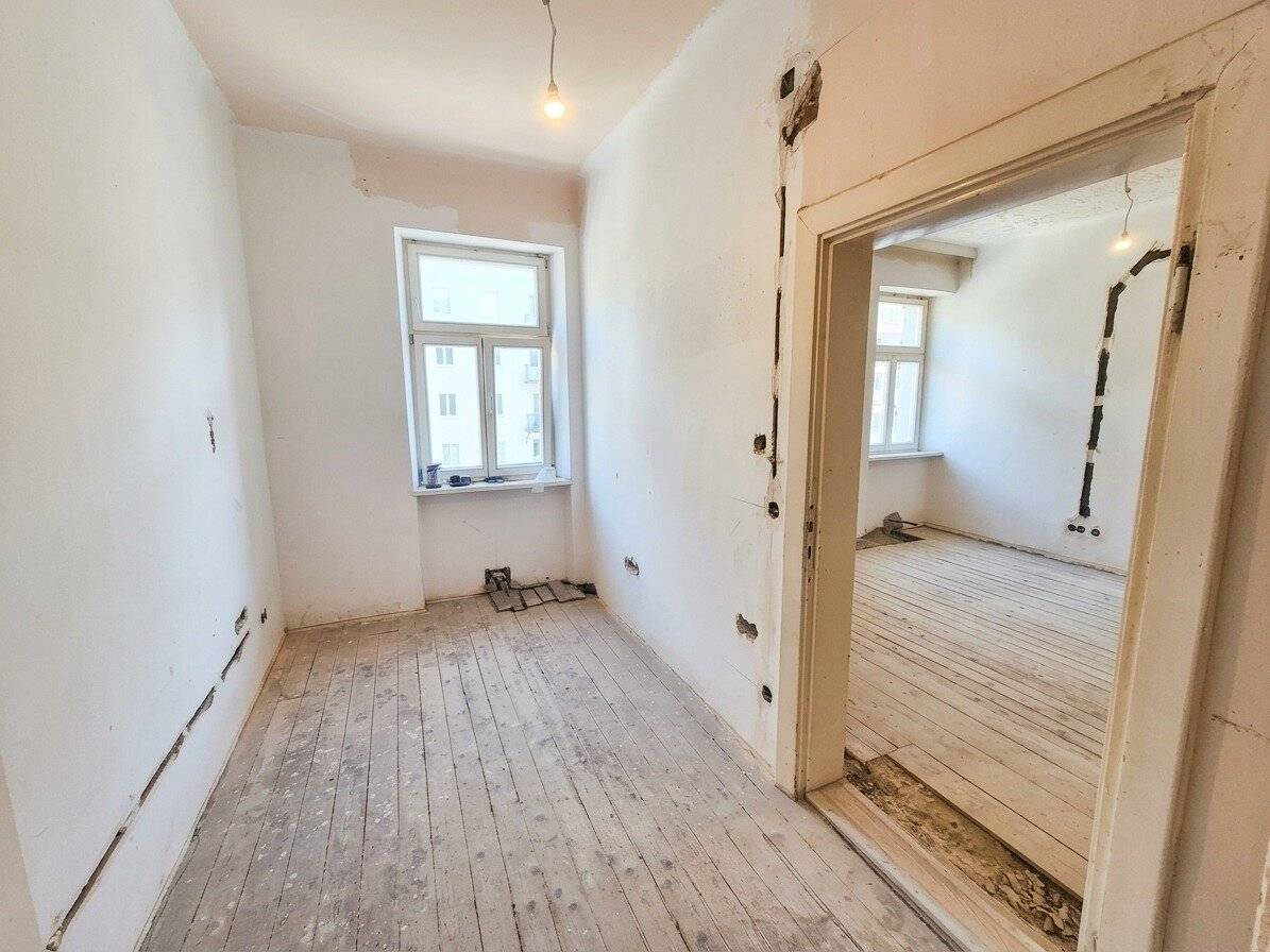 Bright partially renovated 2-room apartment with elevator near U3 Simmering