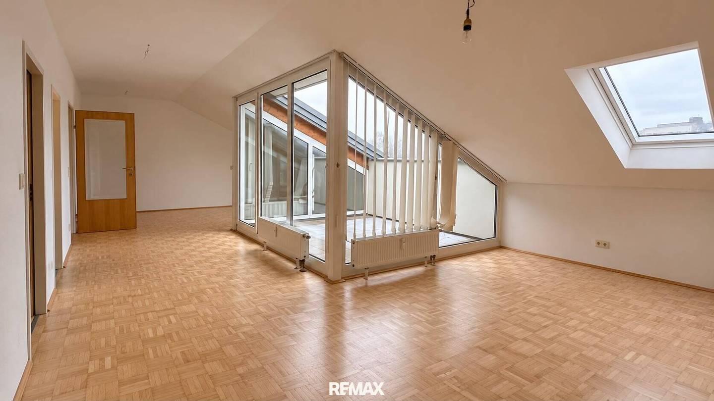 Charmante Dachgeschosswohnung mit Terrasse und Tiefgaragenplatz im Zentrum von Leonding