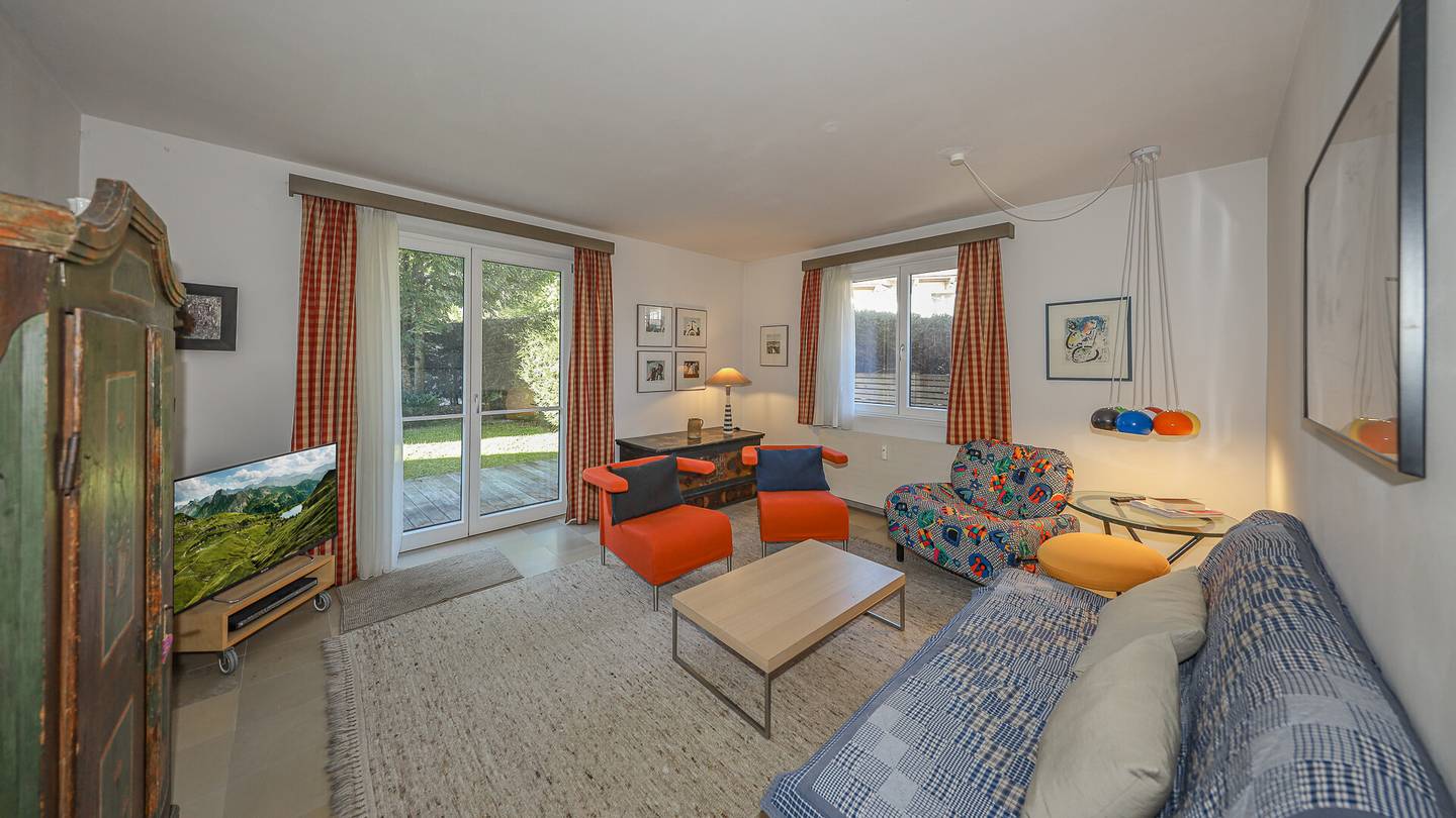 Erdgeschosswohnung with private garden and mountain view