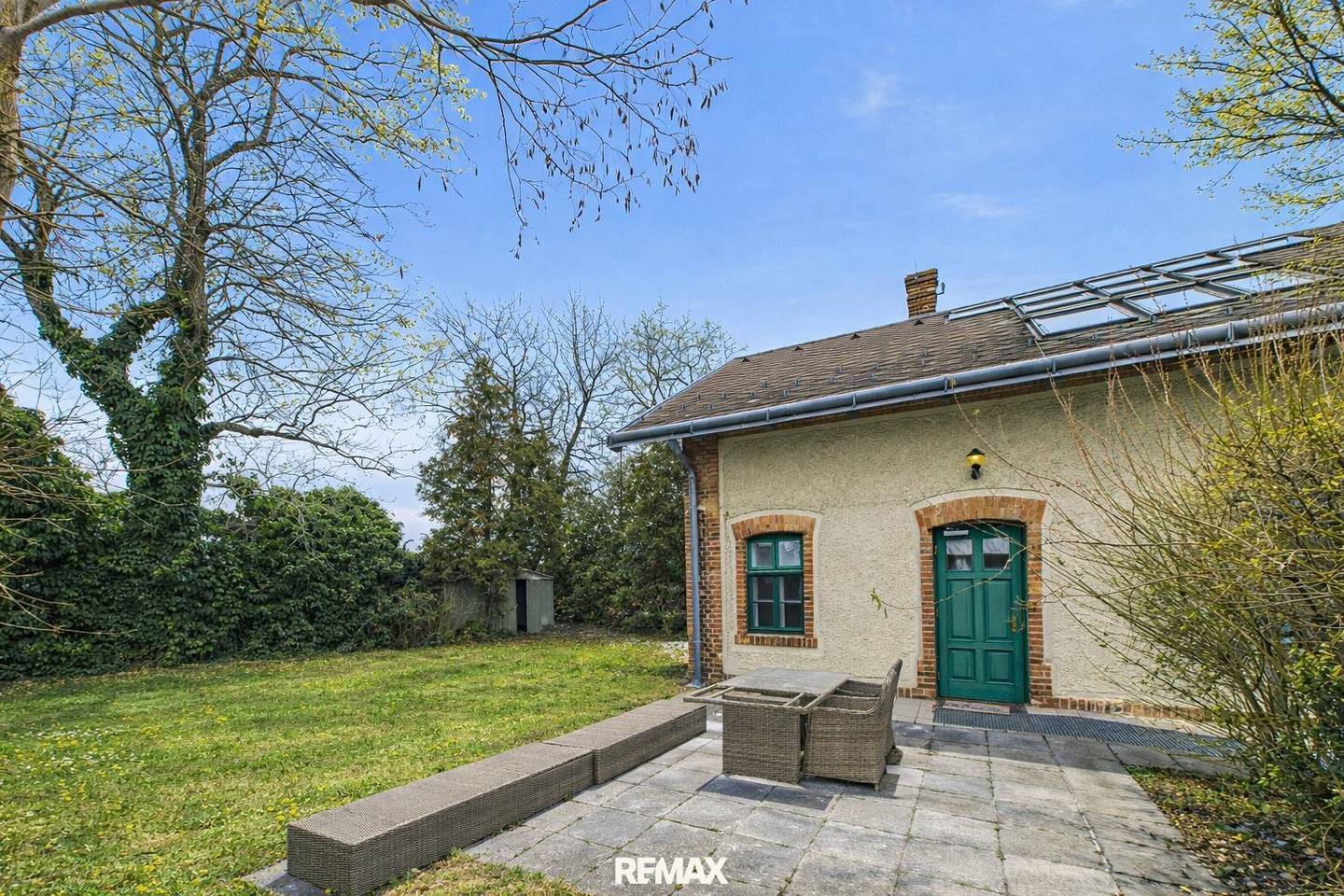 End terrace house with 235 m² garden for caretaker/couple
