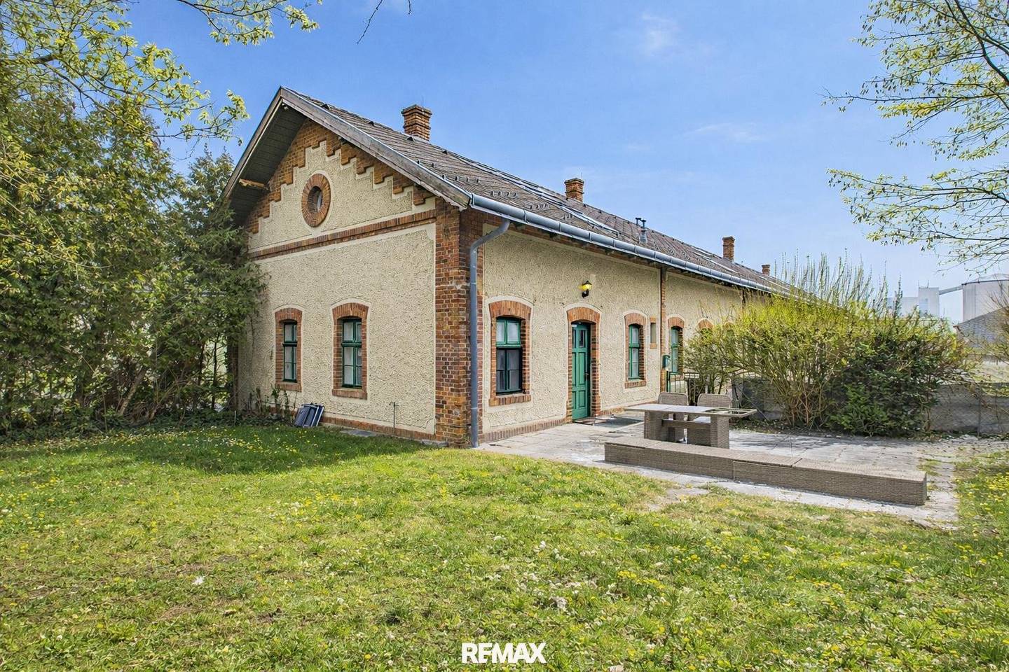 End terrace house with 235 m² garden for caretaker/couple