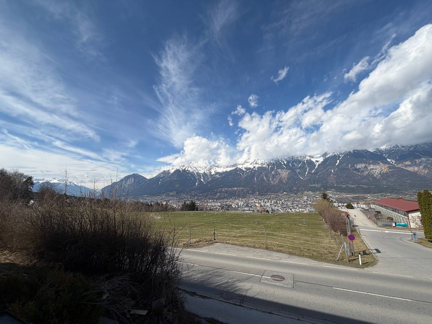 Helle Wohnung mit Panoramaterrasse und eigenem Garten